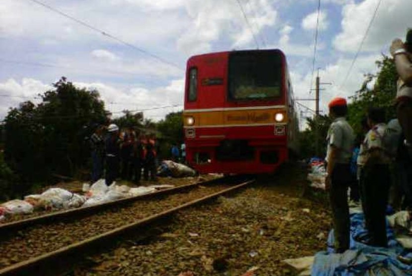 Uji coba rangkaian kereta api melewati satu jalur rel di Cilebut Timur, Senin (26/11).