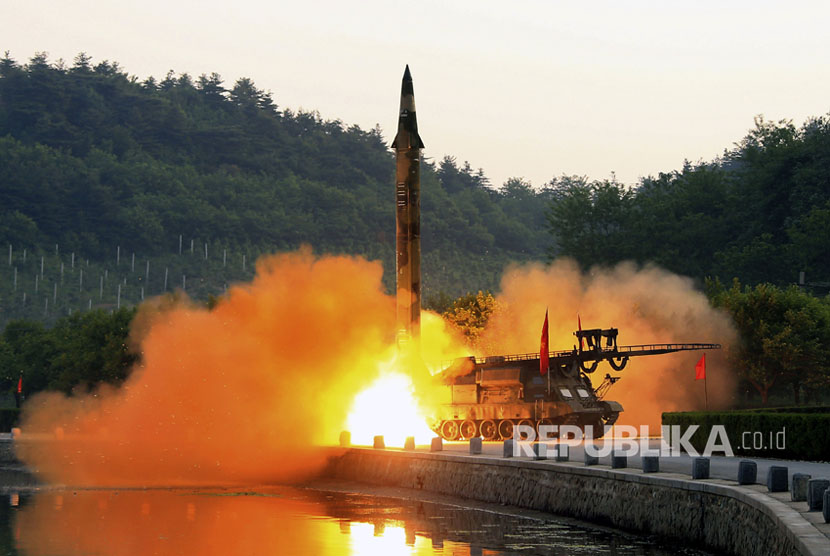 Uji coba rudal balistik yang dilengkapi dengan sistem panduan presisi, di lokasi yang dirahasiakan di Utara Korea.