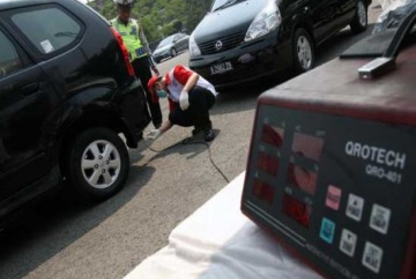 Uji emisi kendaraan, ilustrasi. Kementerian Keuangan mengusulkan emisi kendaraan bermotor menjadi objek kena cukai.