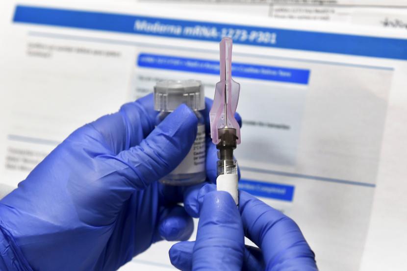 Uji klinis vaksin Covid-19 sedang dijalankan oleh sejumlah perusahaan dan negara di dunia. Perusahaan AstraZeneca menunda uji klinis vaksinnya di Amerika Serikat setelah seorang relawan mengalami reaksi negatif.