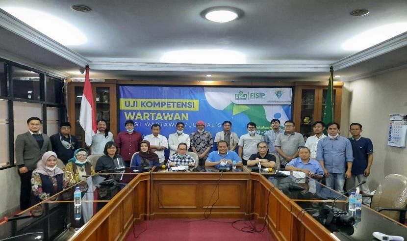 Uji Kompetensi yang berlangsung di gedung PP Muhammadiyah sepanjang Sabtu (19/12) hingga Ahad (20/12) diikuti  11 jurnalis dari media online dan televisi sebagai peserta yang diujikan. Hadir sebagai penguji yaitu Marah Sakti Siregar (Ketua Penguji, Persatuan Wartawan Indonesia), Dr. Retno Intani ZA,  M.Sc (tim Penguji UKW UMJ), dan Dr. Wahyudi M. Pratopo, M.Si (tim Penguji UKW UMJ). 