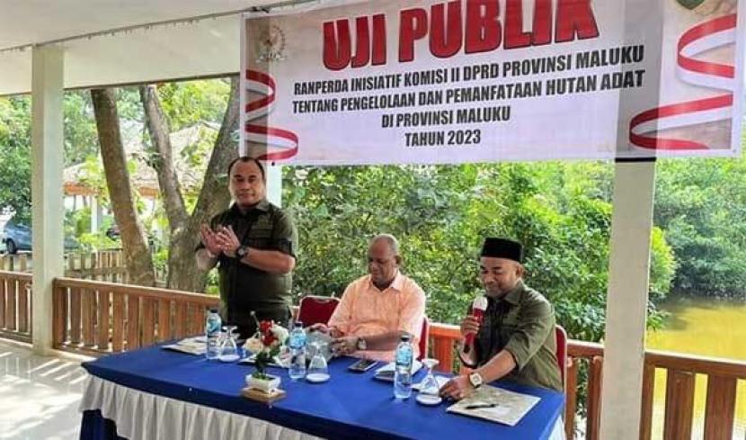 Uji Publik Rancangan Peraturan Daerah (Ranperda) Inisiatif, tentang Pengelolaan dan Pemanfaatan Hutan Adat, di Kecamatan Kairatu, Kabupaten Seram Bagian Barat, Kamis (12/10/2023).