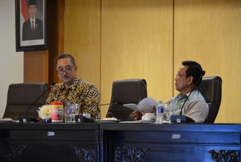 Uji publik RUU Kebudayaan Komisi X bersama Gubernur DIY Sri Sultan Hamengkubuwono X, di Yogyakarta, Rabu (5/4).