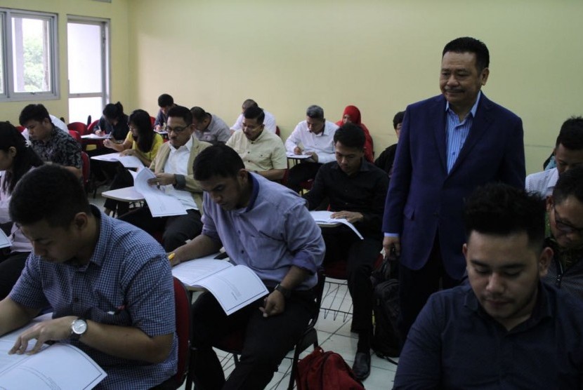 Ujian advokat digelar serentak di 34 kota yang tersebar di seluruh Indonesia dari Medan hingga Papua pada Sabtu (14/6). 