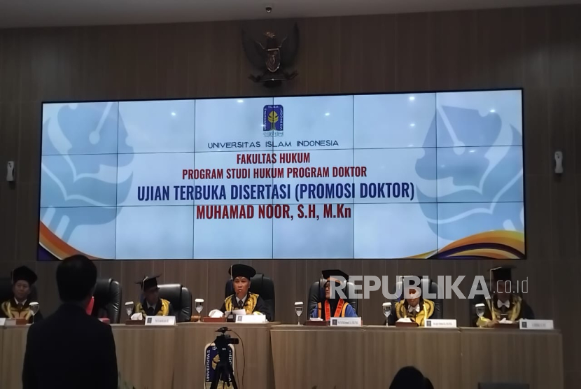 Ujian terbuka disertasi Muhamad Noor yang berhasil meraih doktor di bidang Ilmu Hukum dari Fakultas Hukum Universitas Islam Indonesia (UII) di Ruanh Auditorium Lantai 4 FH UII Yogyakarta, Sabtu (26/7/2025).