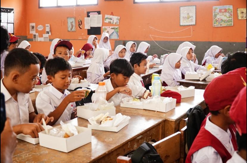 Ujicoba makan gratis makanan bergizi di sekolah dasar negeri (SDN) Lemburmuncang, Kecamatan Soreang, Kabupaten Bandung (Ilustrasi)