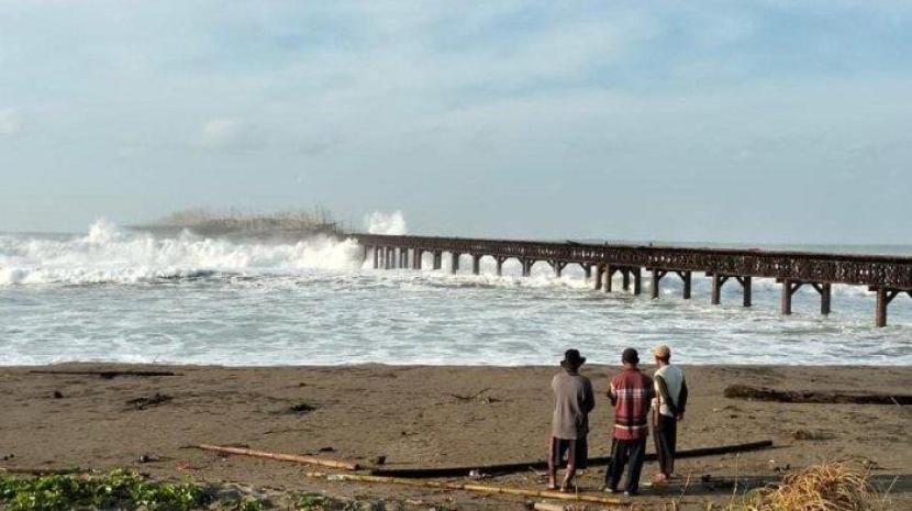 Ujung jembatan bekas dermaga tambang pasir besi di Desa Buniasih, Kecamatan Tegalbuleud, Kabupaten Sukabumi. 