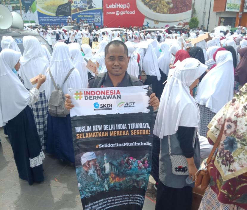 Ukhuwah Al-Fatah Rescue (UAR) Provinsi Lampung menggelar Aksi Damai Bela Muslim India di bundaran Tugu Adipura Bandar Lampung,  Jumat (13/3). (Dok ACT Lampung )