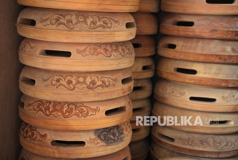 Ukiran menjadi ciri khas alat musik rebana, Jakarta Timur, Senin (5/6).