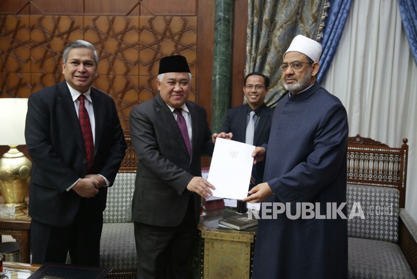 UKP-DKAAP menyerahkan undangan Presiden Jokowi kepada Syaikh Al-Azhar untuk hadiri High Level Consultation of World Muslim Scholars on Wasatiyat Islam, di Bogor, 1-3 Mei 2018.