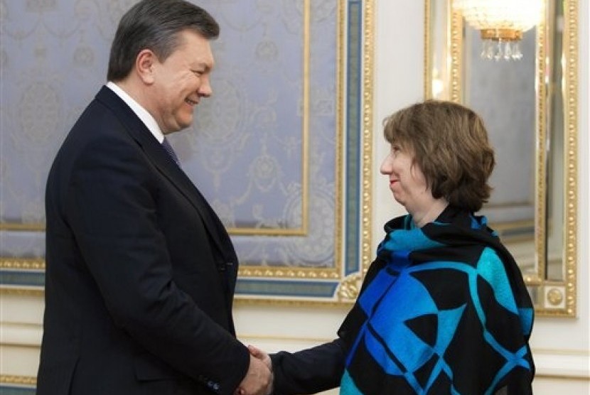 Ukraine's President Viktor Yanukovych, left, greets EU foreign policy chief Catherine Ashton prior their talks in Kiev, Ukraine, Wednesday, Dec. 11, 2013. 