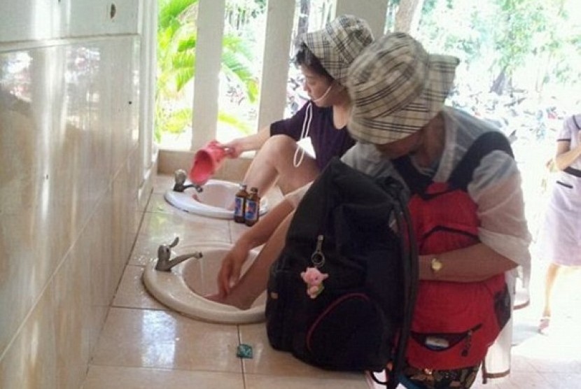 Ulah memalukan wisatawan Cina mencuci kaki di wastafel