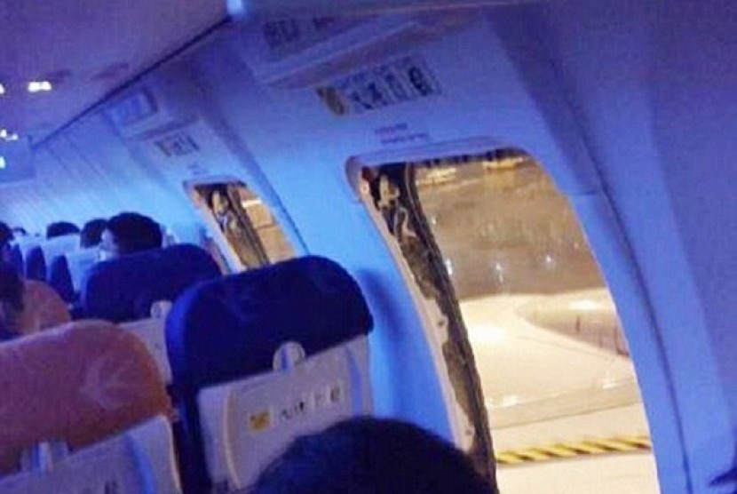 Pesawat Lion Air milik maskapai penerbangan Lion Air rute Kupang-Surabaya batal terbang akibat pintu darurat pesawat itu dibuka penumpang saat hendak lepas landas dari bandara El Tari Kupang, Ahad pagi (26/2/2023)./ilustrasi