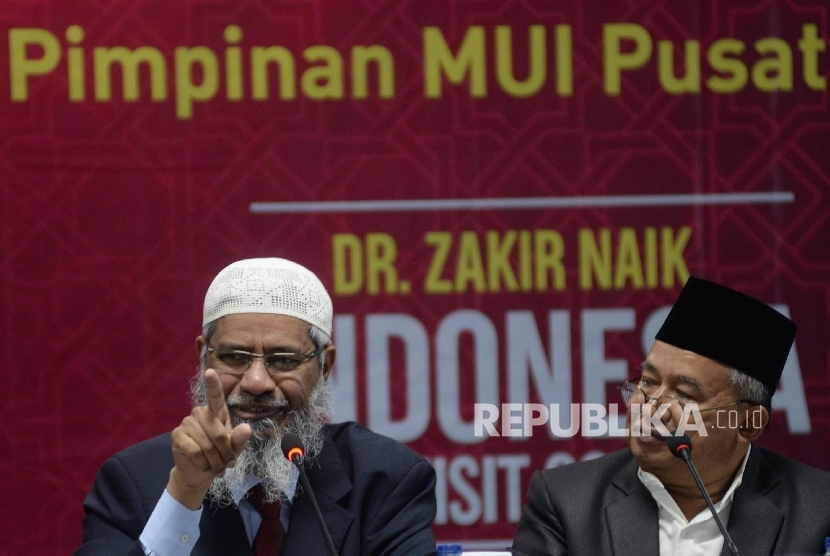Ulama asal India Zakir Naik (kiri), didampingi Ketua Bidang Hubungan Luar Negeri Majelis Ulama Indonesia (MUI) Muhyiddin Junaidi memberikan paparan saat berkunjung ke gedung MUI, Jakarta, Jumat (31/3). 