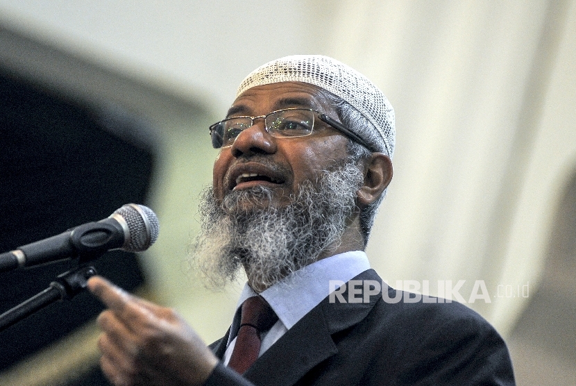 Ulama asal India Zakir Naik memberi sambutan saat jamuan makan malam di Gedung Sate, Bandung, Jawa Barat.