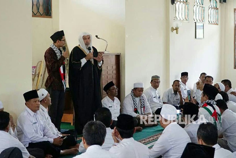 Ulama asal Palestina, Syeikh Zuhdi Rifat Alhaj Sholeh Almansyi menyampaikan ceramah tentang Ramadhan dan kondisi Palestina di Masjid Patut Patuh Patju, Kantor Bupati Lombok Barat dalam Safari Ramadhan bersama Komite Nasional Untuk Rakyat Palestina (KNRP) pada Kamis (24/5).