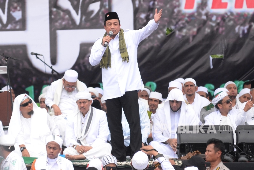 Ulama Bachtiar Nasir saat Aksi Bela Islam 3 di kawasan Monas, Jakarta, Jumat (2/12). 