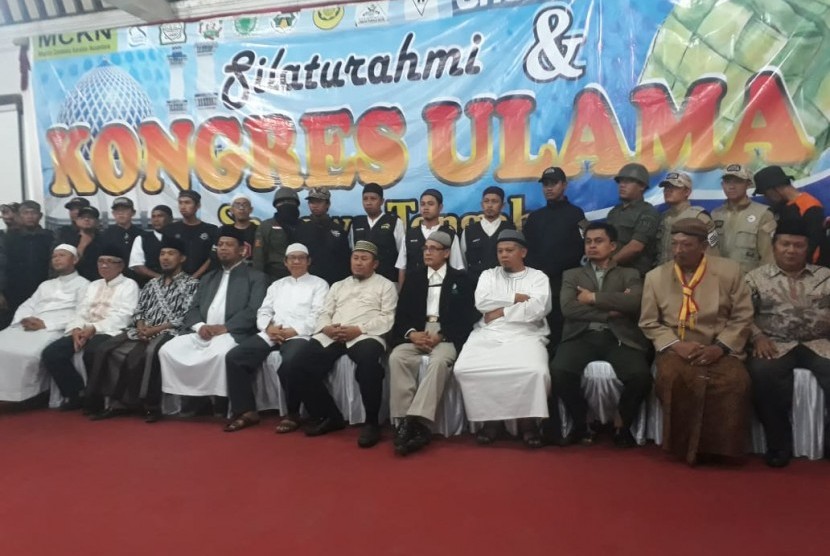 Ulama dan tokoh masyarakat dari berbagai elemen organisasi bertemu dalam silaturahmi dan kongres Ulama se-Jawa Tengah. Pertemuan tersebut berlangsung di Gedung Purwo Hamijayan Keraton Kasunanan Surakarta Hadiningrat pada Jum’at (22/6) malam.