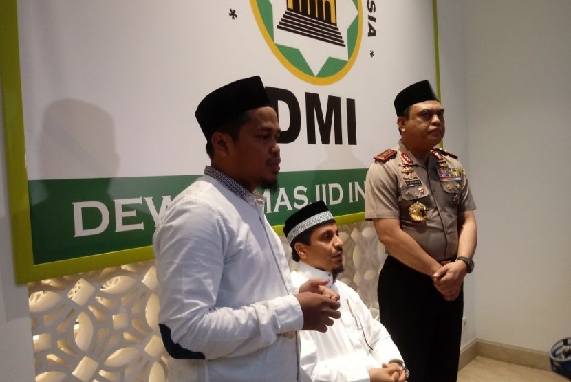 Ulama dari Makkah, Arab Saudi, Syeikh Kahlid Al Hamoudi (baju putih, duduk) saat berkunjung ke Kantor Pusat Dewan Masjid Indonesia (DMI), Jakarta, Senin (2/4). Kunjungannya diterima Wakil Ketua Umum DMI Komjen Pol Syafruddin.
