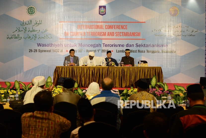 Ulama dari Negara Burma Waqarudhin Ahmad bersama Ulama Sudan Syekh Usman Abu Zaid, Moderator Syakur, Ulama dari Myanmar Abu Ridho Annadwi (dari kiri ke kanan) memberikan pemaparannya saat berdiskusi dalam Konferensi Ulama Internasional yang diadakan di Sen