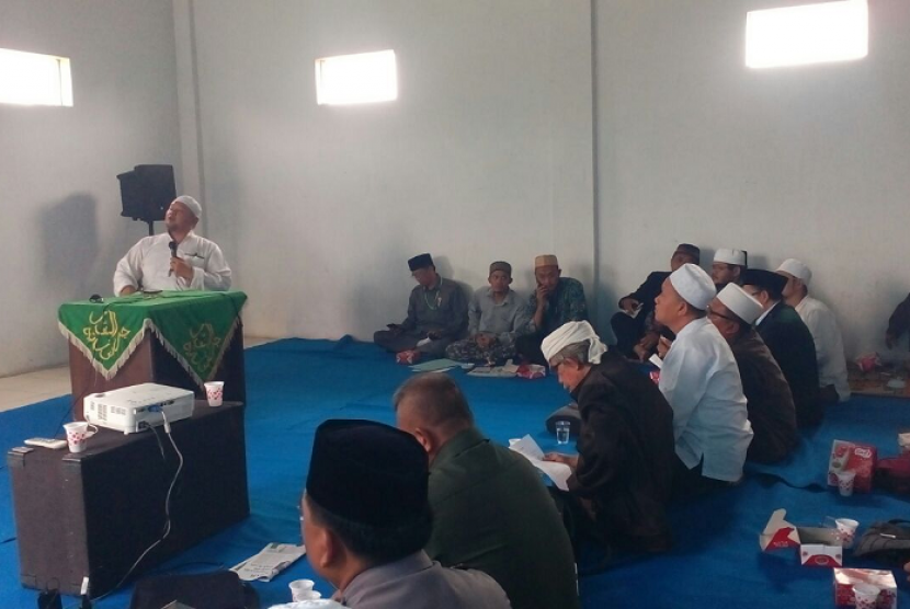 Ulama di Kota Tasikmalaya menggelar rapat di Pondok Pesantren An Nur Jarnauziyyah, Rabu (14/2). Sekitar 300 ulama hadir dalam rapat tersebut. 
