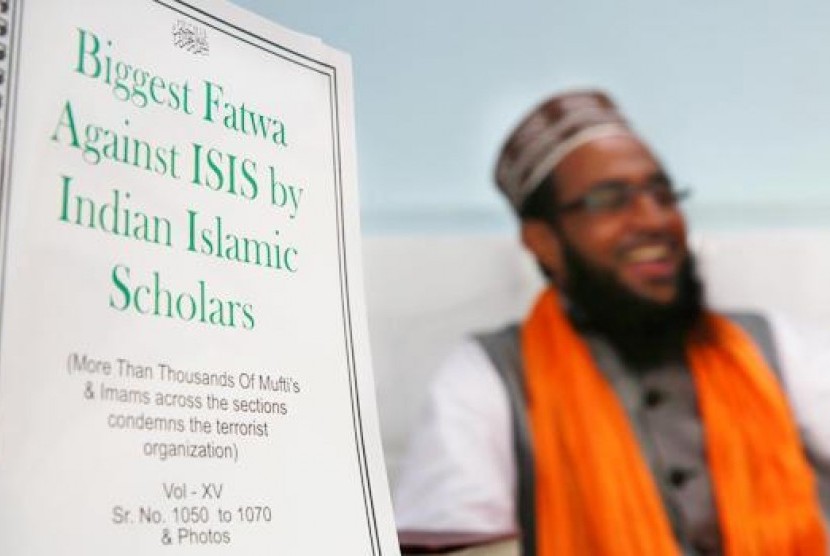 Ulama India Mohammed Manzar Hasan Ashrafi Misbahi berbicara dengan Associated Press dalam wawancara di Ajmeri Masjid di Mumbai, India,Rabu (9/9). 