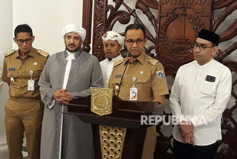 Ulama Mekkah Syekh Muhammad Bin Ismail Zain Al Yamani berkunjung ke Balai Kota DKI menemui Gubernur Anies Baswedan, Senin (22/1).