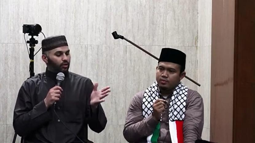 Ulama muda Palestina, Ustaz Marzooq Ibrahim Muhammad Jarrah Al-Hafidz mengisi kajian usai shalat tarawih di Masjid Jogokariyan, Kota Yogyakarta, Jumat (24/3/2023) malam.