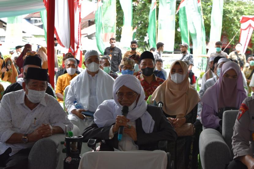 Ulama sesepuh NTB, TGH Lalu Turmudzi Badaruddin saat mengisi kegiatan peresmian Masjid Besar Nurul Hikmah di Lombok Utara.