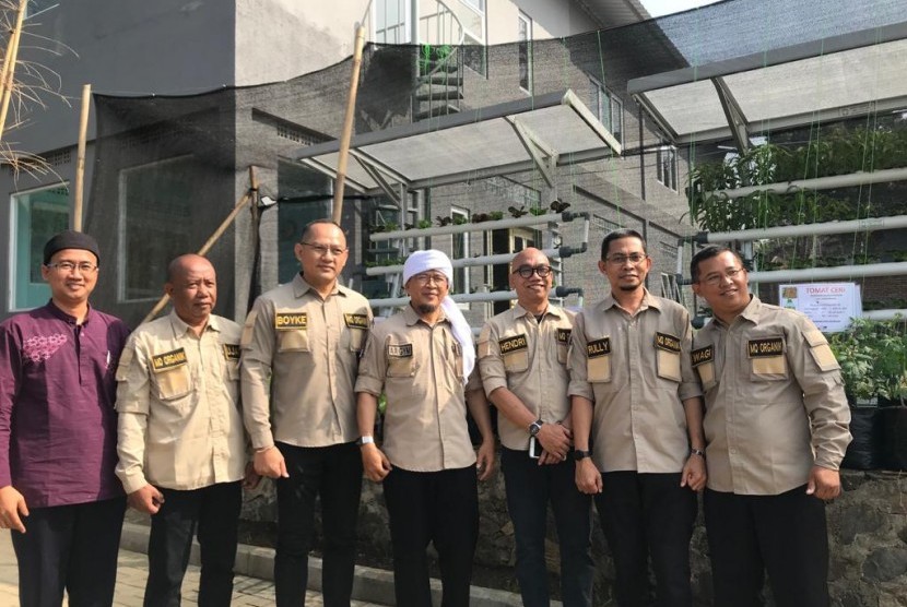 Ulama ternama, Abdullah Gymnasiar (Aa Gym) meluncurkan produk pertanian berupa pupuk organik yang diproses melalui teknologi biokonversi. Yakni, dengan memanfaatkan peran larva lalat black soldier fly (BSF), Kamis (29/8).