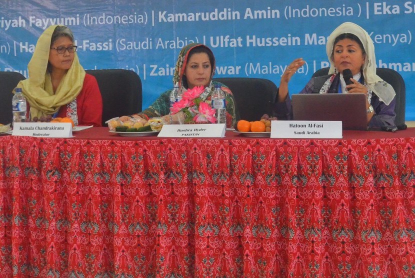 Ulama wanita asal Arab Saudi Hatoon Al Fassi (kanan) memberikan materi dalam International Seminar on Women Ulama di Kampus IAIN Syekh Nurjati, Cirebon, Jawa Barat, Selasa (25/4/2017). Kongres Ulama Perempuan Indonesia Angkat Isu Kesetaraan Gender