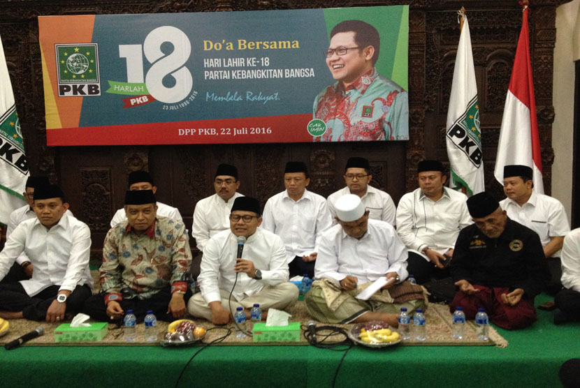 Ketua Umum PBNU KH Said Aqil Siradj duduk bersama Ketua Umum PKB Muhaimin Iskandar pada acara ulang Tahun PKB ke-18, di Jakarta , Jumat malam (22/7).