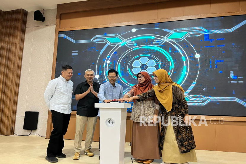 ULBI meluncurkan program ikatan kerja, Kamis (5/3/2026). Program ini memberikan jaminan bagi mahasiswa untuk bekerja di PT Pos Indoensia setelah mereka lulus. 