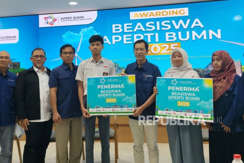 ULBI menyalurkan beasiswa penuh untuk 55 mahasiswa.