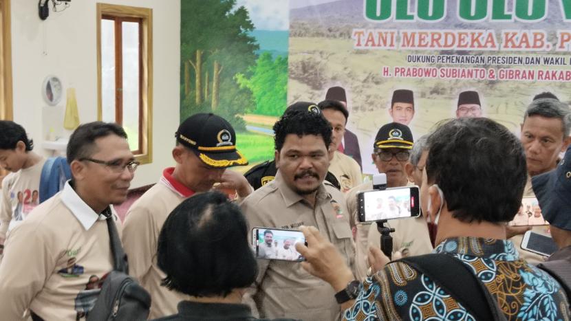 Ulu-ulu vak atau petugas pembagi air (PPA) kepada petani di Kabupaten Pemalang  Jawa Tengah, mendukung Prabowo-Gibran.