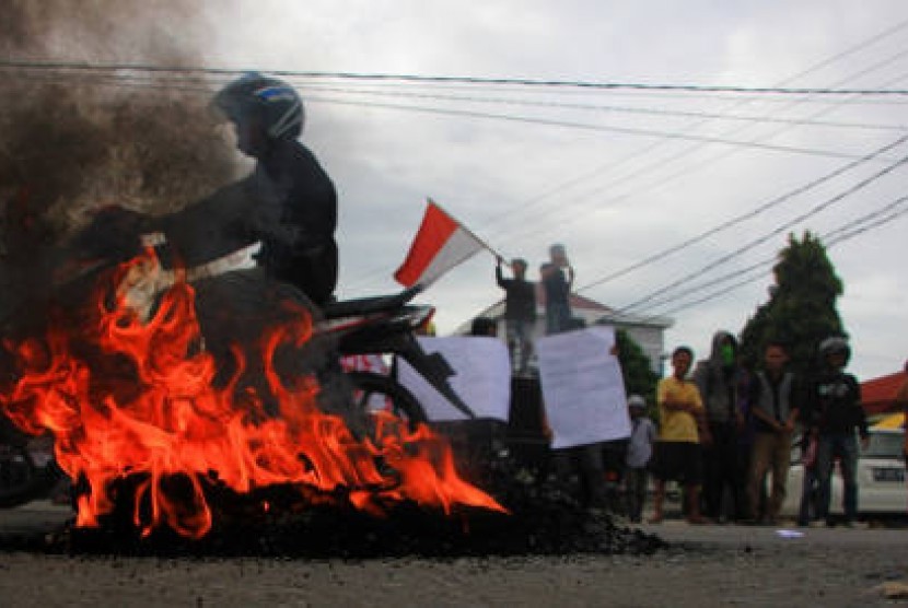 Puluhan mahasiswa saat menggelar aksi demo penolakan kenaikan harga BBM di depan kampus Universtas Negeri Gorontalo, Jumat (14/6/2013).