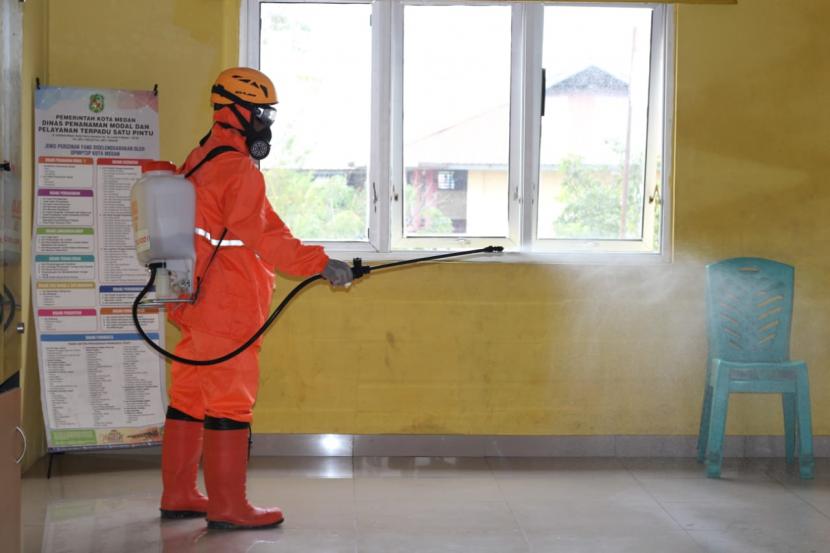 Rumah Zakat Medan Semprotkan Disinfektan di Beberapa Tempat | Republika  Online