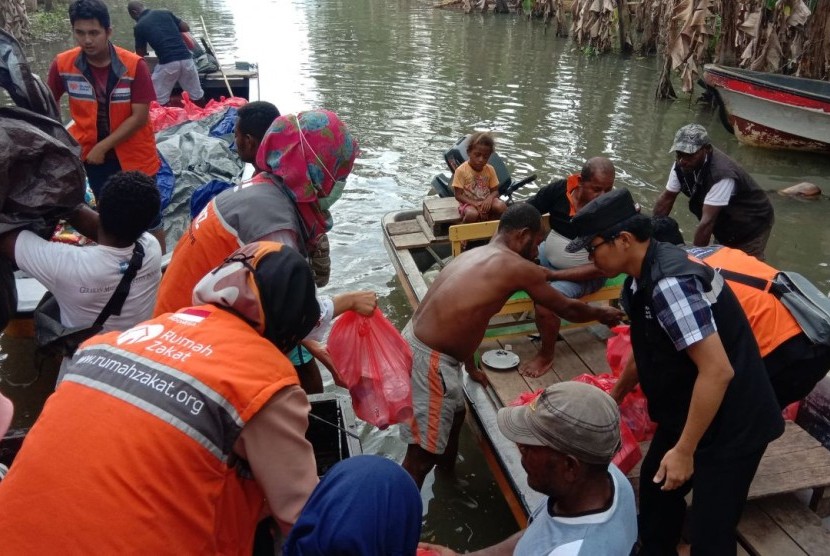umah Zakat bersama Pemuda Fakfak mendistribusikan bantuan logistik untuk masyarakat yang terkena dampak banjir bandang Sentani.