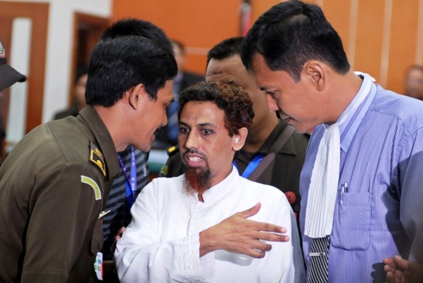 Umar Patek (tengah) usai menjalani sidang Tuntutan di Pengadilan Negeri, Jakarta Barat, Senin (21/5)