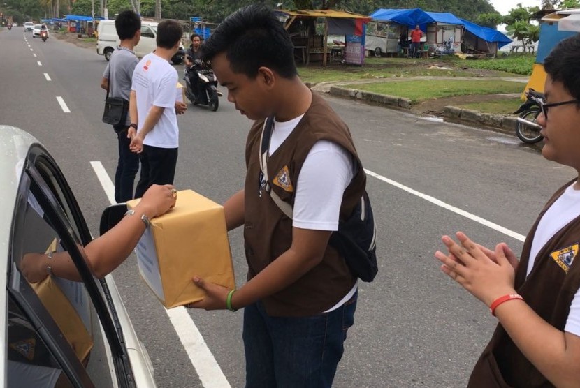 Umat Buddha di Kota Padang menggalang donasi untuk disalurkan kepada pengungsi Rohingya, Ahad (10/9). Pengumpulan dana akan dilakukan hingga pekan depan.