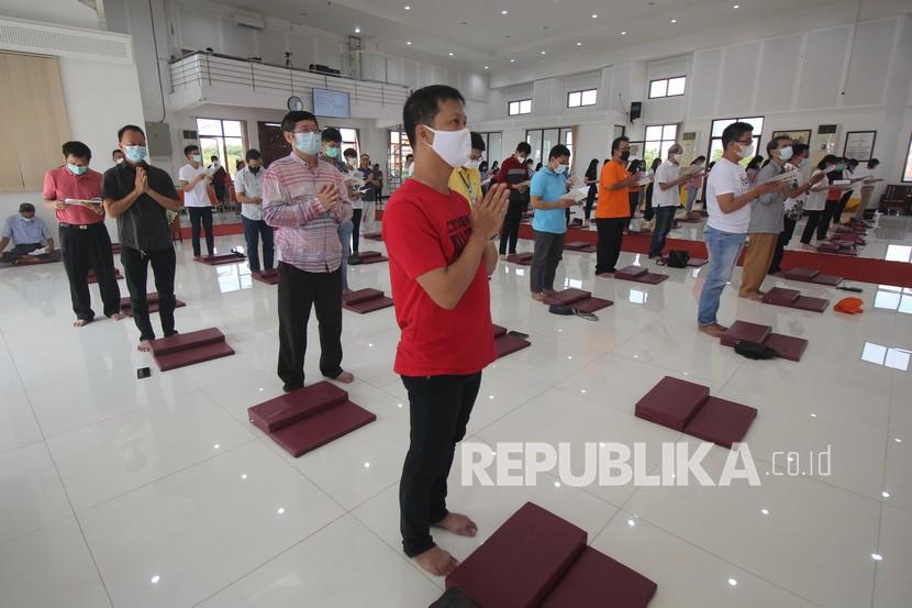 Umat Buddha mengikuti upacara perayaan Hari Raya Trisuci Waisak di Wihara Buddhayana Dharmawira Centre, Surabaya, Jawa Timur, Rabu (26/5/2021). Pelaksanaan upacara Trisuci Waisak tersebut digelar dengan menerapkan protokol kesehatan secara ketat. 