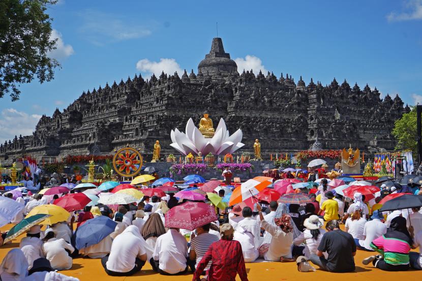 Umat Budha bermeditasi saat detik-detik perayaan Tri Suci Waisak 2566 BE/2022 di pelataran candi Borobudur, Magelang, Jateng (ilustrasi)