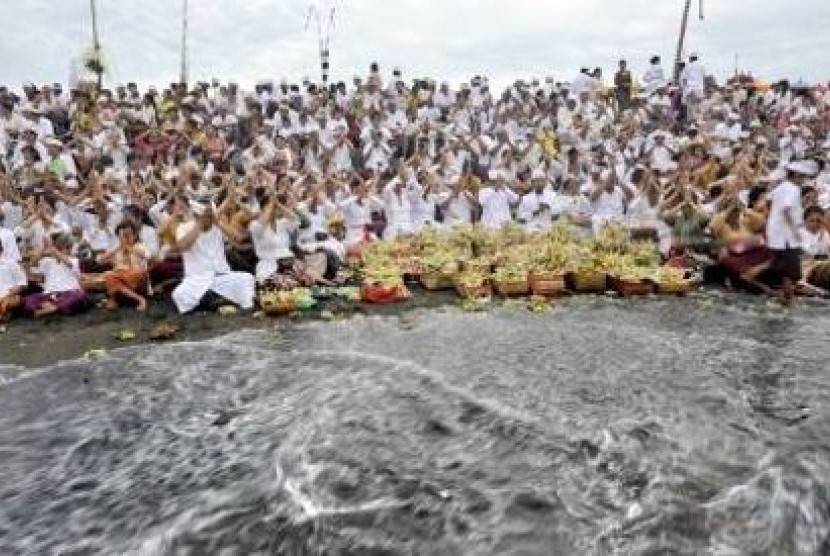 Umat Hindu di Bali melakukan Ritual Melasti di Pantai Sanur
