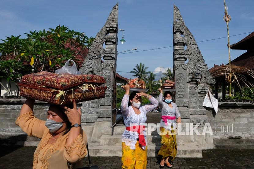 Umat Hindu melaksanakan persembahyangan Hari Raya Galungan di Pura Puseh Desa Adat Kedisan, Jembrana, Bali, (ilustrasi).