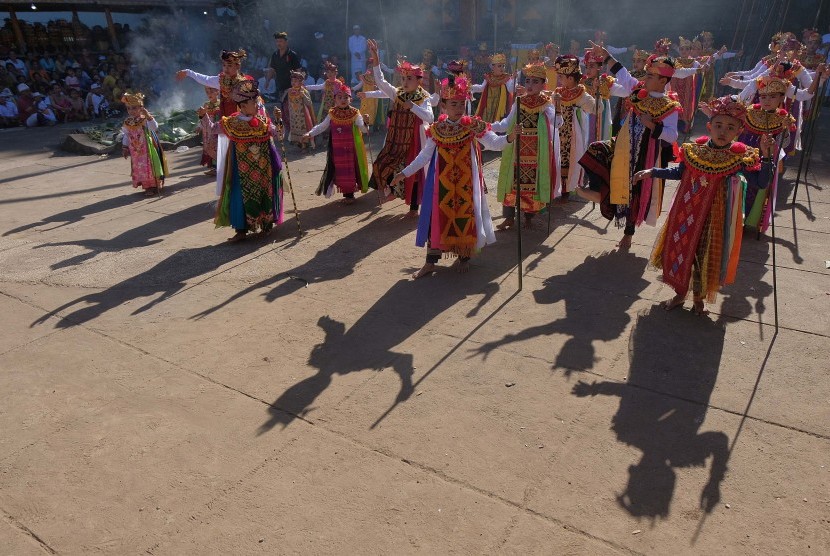 Umat Hindu menampilkan Tari Baris Jangkang dalam rangkaian upacara persembahyangan pada hari Umanis Kuningan di Pura Desa Cempaga, Buleleng, Bali.
