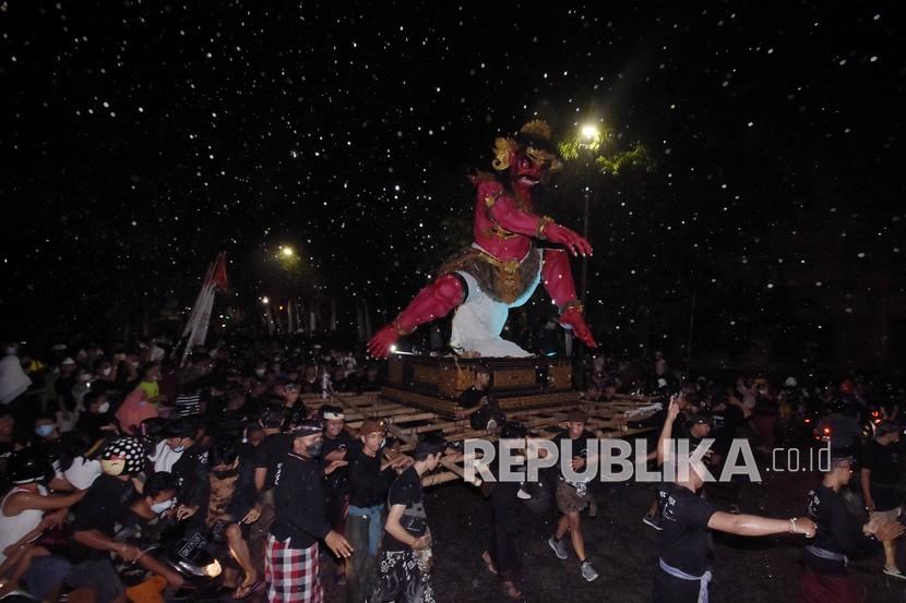 Umat Hindu mengarak ogoh-ogoh (ilustrasi). Ribuan Wisatawan domestik dan mancanegara yang berbaur dengan warga terpantau antusias menyaksikan parade ogoh-ogoh yang diselenggarakan di kawasan Desa Adat Kuta, Kabupaten Badung, Bali.
