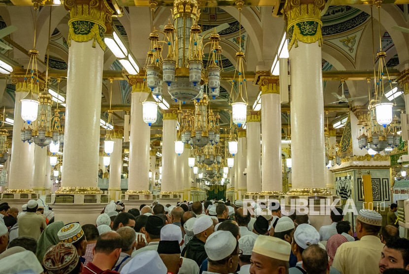 Umat Islam antre saat ingin beribadah di area saf Raudhatun Jannah/Raudhah (Taman Surga) di Masjid Nabawi, Madinah, Arab Saudi, Senin (6/5/2019). 
