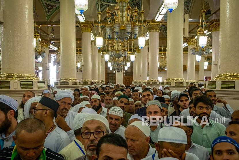 Umat Islam antre saat ingin beribadah di area saf Raudhatun Jannah/Raudhah (Taman Surga) di Masjid Nabawi, Madinah, Arab Saudi, Senin (6/5/2019). 