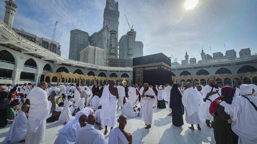 Umat Islam berdoa di depan Kabah saat mengikuti ibadah umroh di Masjidil Haram, Makkah, Arab Saudi, Rabu (26/10/2022). Bagaimana Cara Tawaf Bagi Jamaah Haji Sakit?