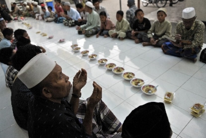 Umat Islam berdoa sebelum menggelar tradisi 